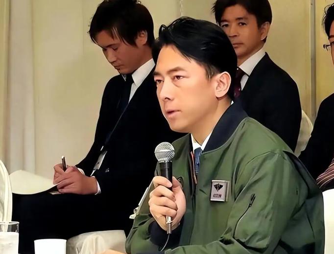 日本防卫大臣小泉进次郎，一句话把窗户纸捅破了。小泉进次郎在7月17日网络节目中谈