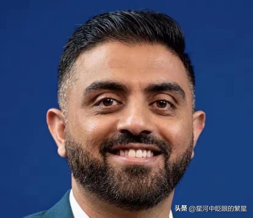 他浑身是血躺在驾驶舱地板上，手几乎被砍断，却没有喊救命。他告诉身边那个牙医，自己
