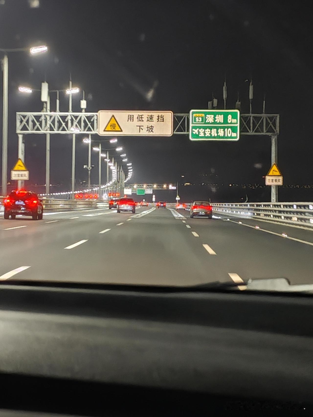 跑遍全国各地高速，才发现广东高速有路灯，算是个特色
 
以前我天真以为，全国高速