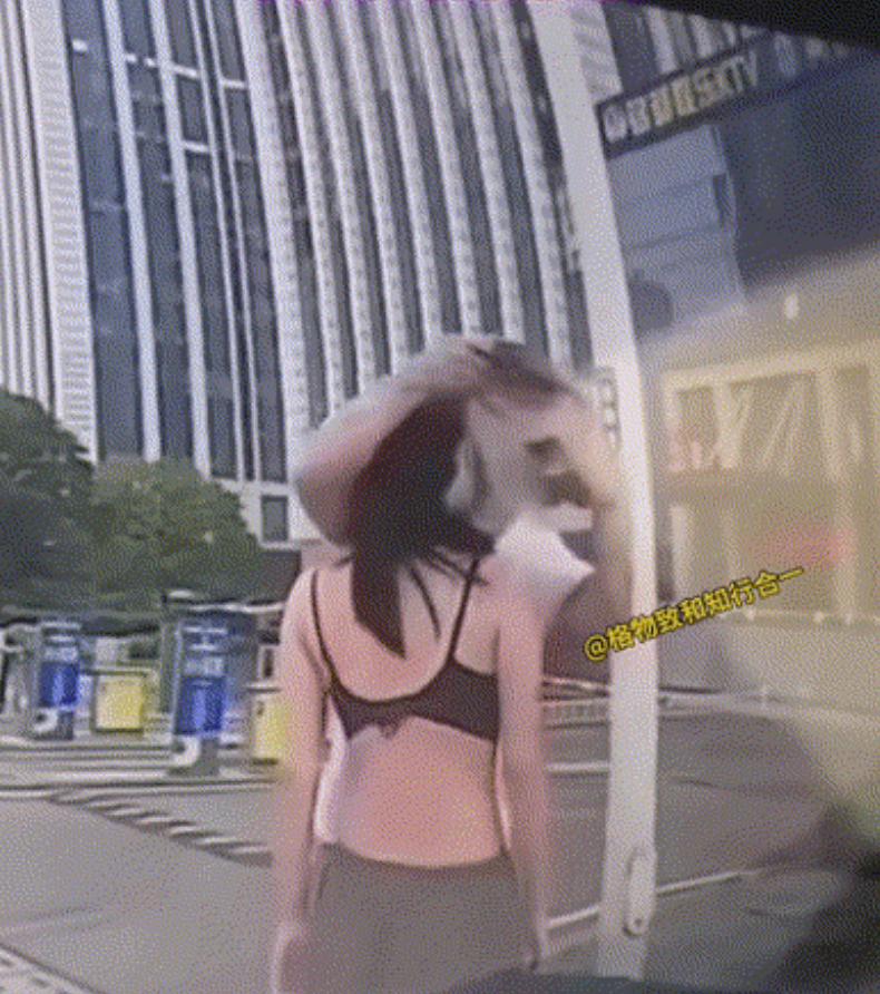 情侣吵架上头，女生一言不合就脱衣服，这样的女朋友太极端了！

这个女的不是性格极