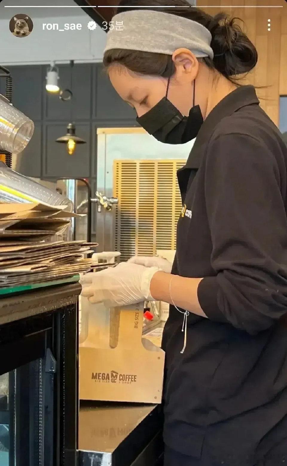 金赛纶为还债在咖啡厅当服务员金赛纶为还债在咖啡厅当服务员 ​​​金赛纶19年没留