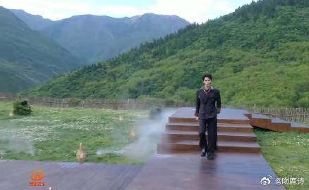 夏之光VOGUE走秀 当现代时尚遇上中式山水，造就了一场视觉盛宴，夏之光凭借稳健