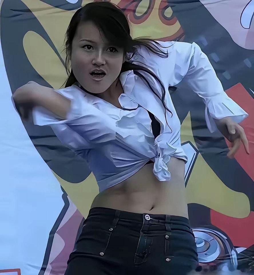 冉莹颖早年的街舞照，突然被翻出来了，照片里的人，毫无现在的贵妇气，那张脸酷似她母