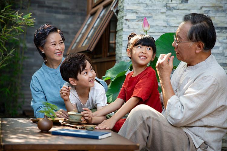 我和小孙子之间的趣事

有一天上午，我和三周岁的小孙子成成在客厅玩，一岁半的小孙