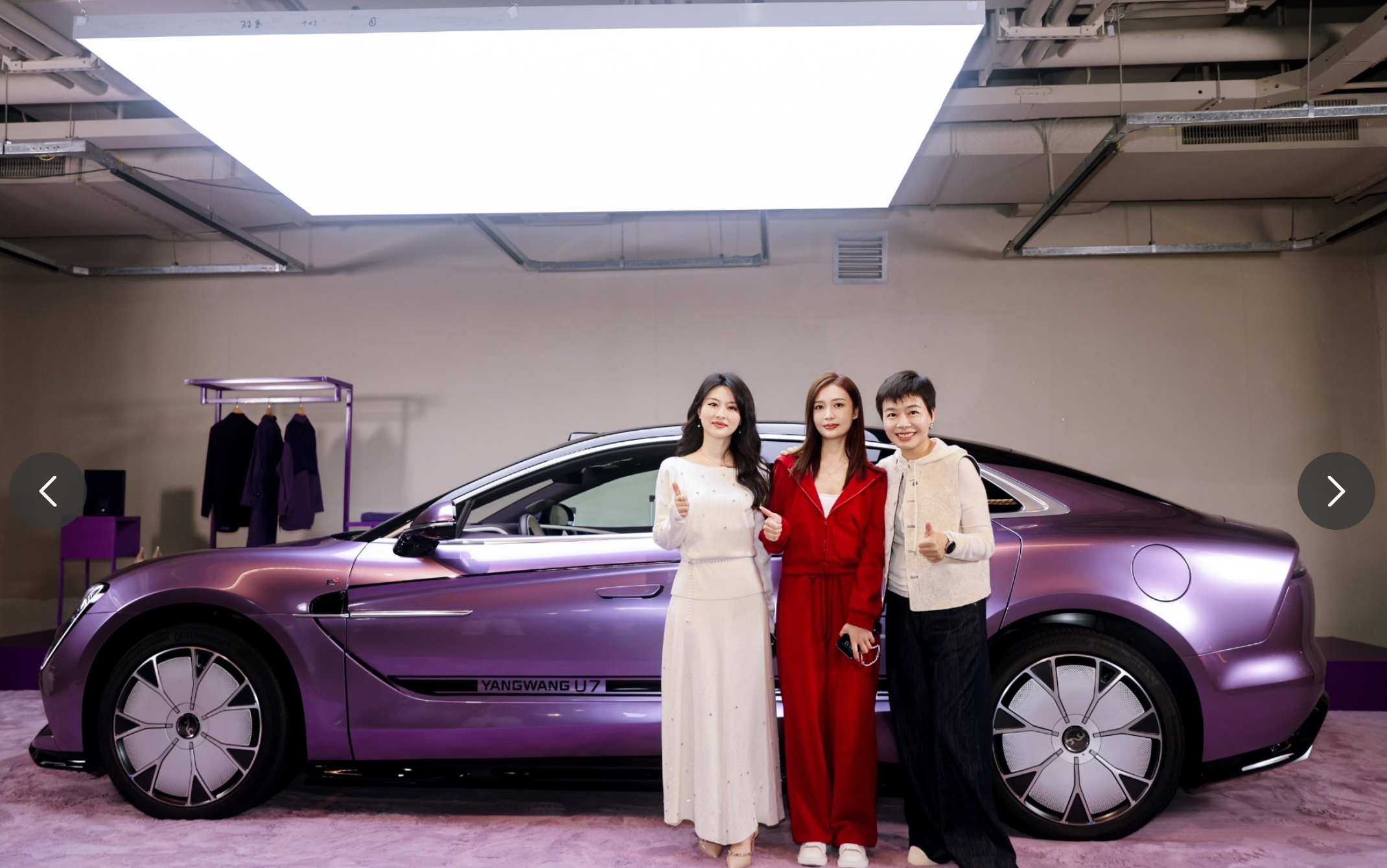 这是仰望官方的活动？灯比车小一半，服了。不能说细节满满吧，只能说没有任何细节。 