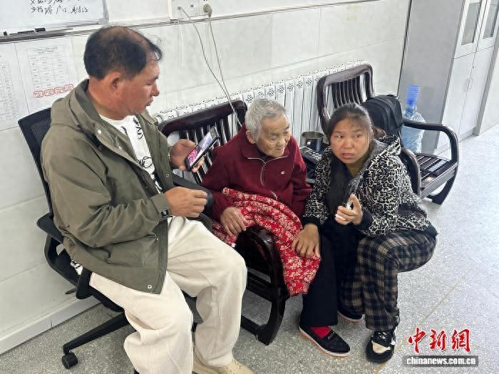 失散了43年，49岁的女儿终于找到妈妈！
6岁那年，雷湘萍和妈妈分开了。一晃43