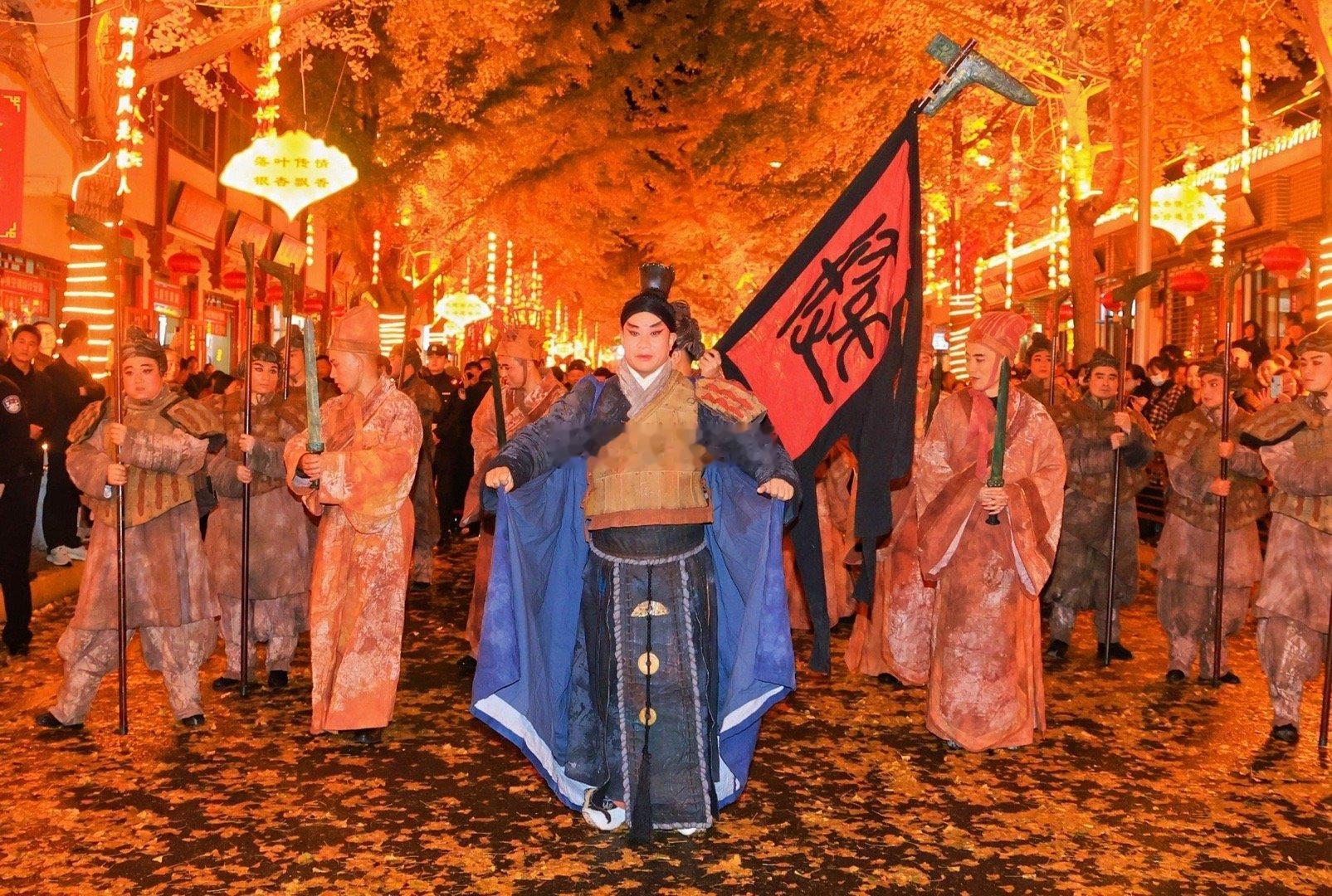 天水市有一条“黄金大道”，就在秦州区青年北路，每年立冬之后，这里的银杏树叶变黄，