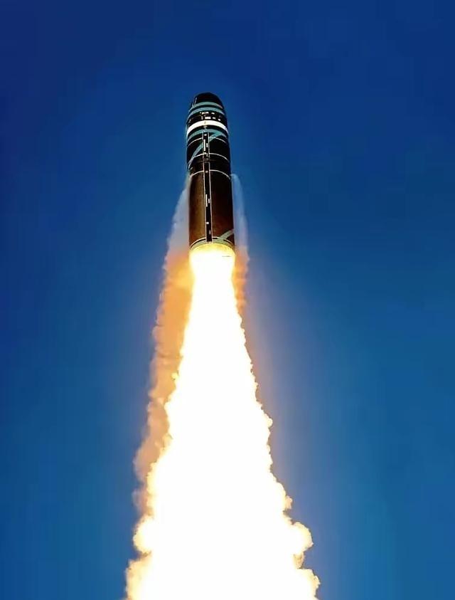 刀都架在脖子上了，伊朗总统突然站出来，对着全世界喊了两句话。第一，核武器，我们不