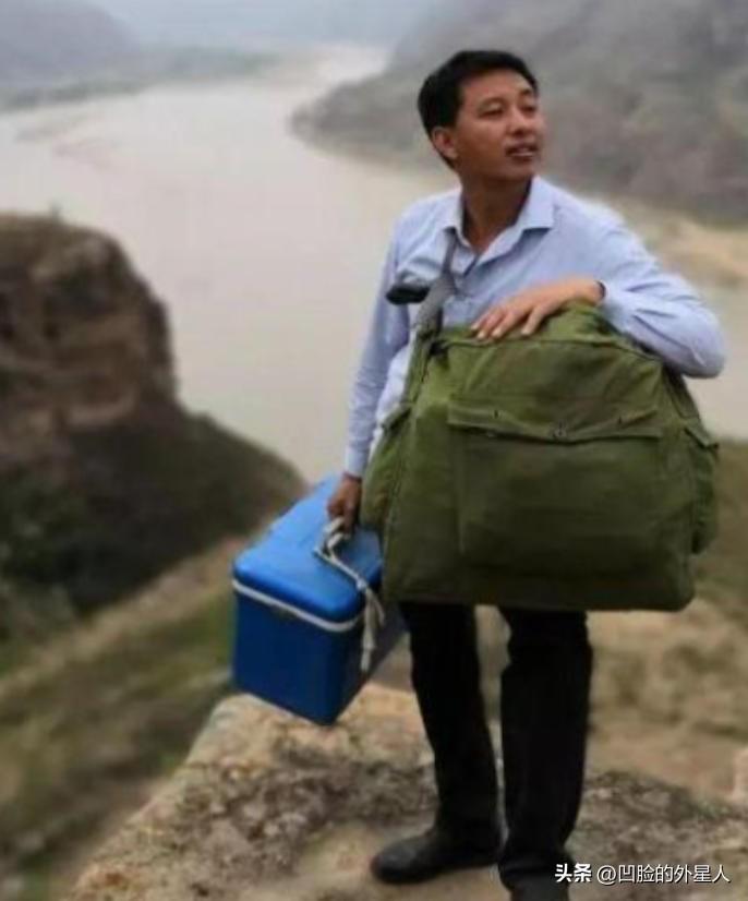 1996年山西，一小伙交不起3000元学费，想放弃上大学，村民们给他凑了3025