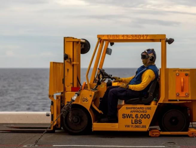 美国科罗拉多州三个美国男子，把中国产的叉车撕了原标签，换上 “美国制造” 的铭牌