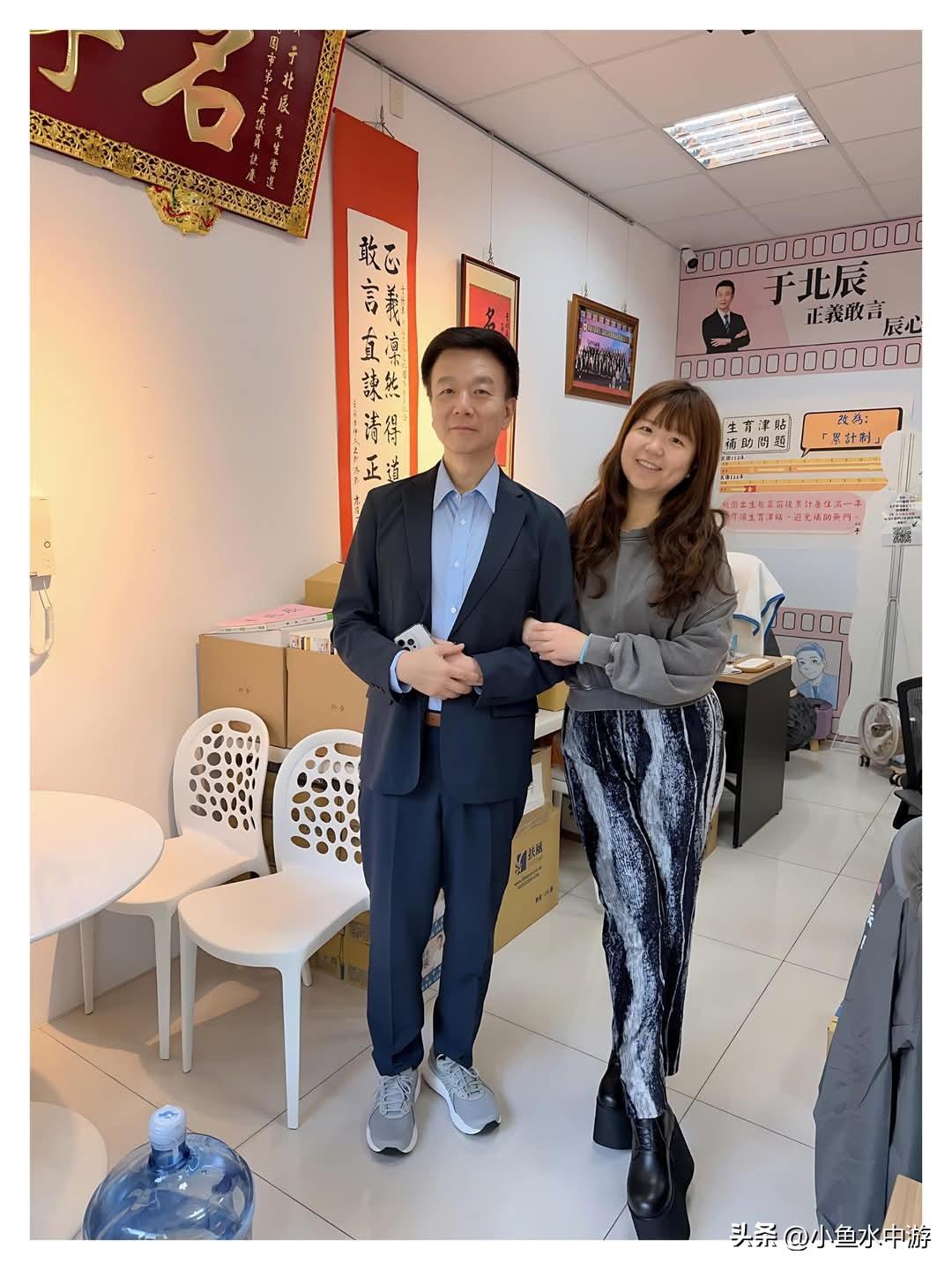 中国台湾综艺知名评论人于北辰和他的女儿。