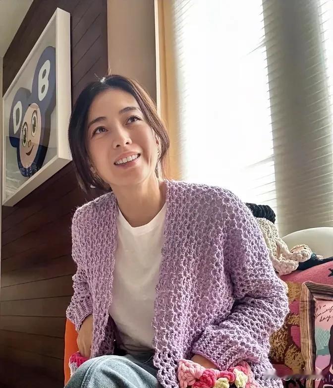 甘比今天在社交媒体上发了自己的照片，还说她最爱的就是自己亲手钩的毛衣。这件毛衣真