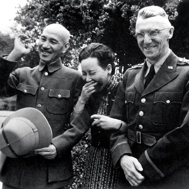 1942年3月，史迪威飞抵重庆，身兼中国战区参谋长、美国总统代表、援华物资监理人