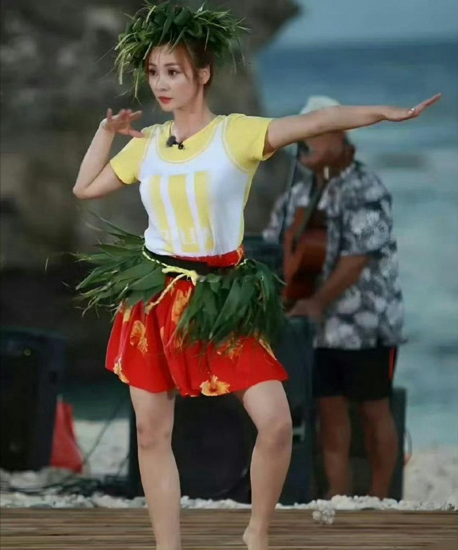 柳岩大腿内有这么大的纹身？这纹的是什么啊？感觉她很叛逆 