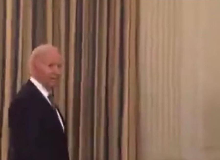 美国人民惊讶的发现，在已公布的爱泼斯坦文件中，居然没有出现乔，拜登的名字，这令大