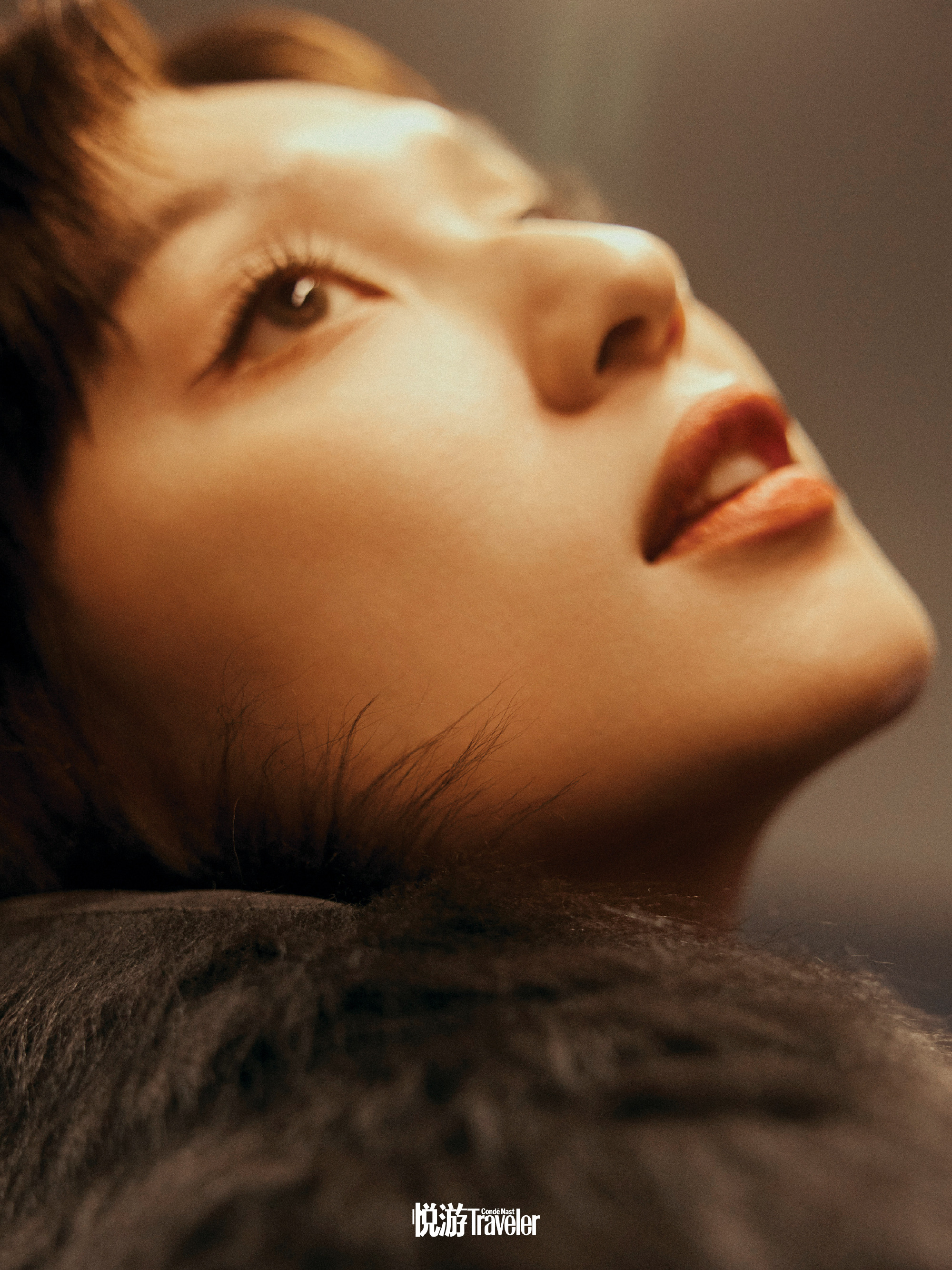 王丹妮悦游杂志大片漫游香港街头，复古精致，摩登优雅，化身90年代时期的港风美人。