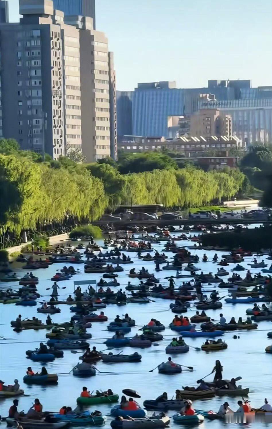 周日北京亮马河，北京使馆区的老外们可是在北京找到好玩的地方了，你看这河里的小船，