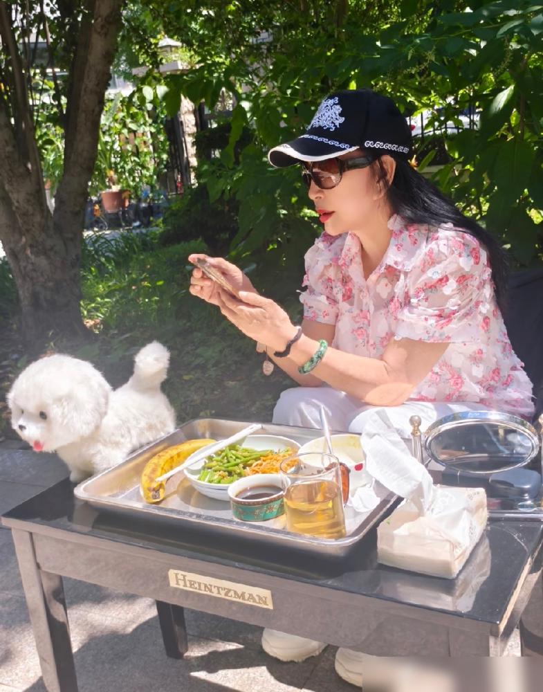 什么叫真实的生活状态？
75岁的刘晓庆分享了自己的端午野餐，清一色的水煮菜！