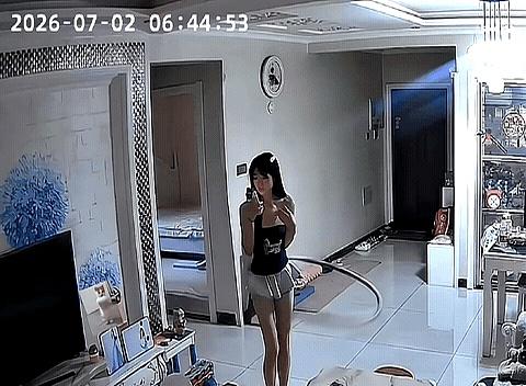 还在纳闷为啥别人穿辣妹装回头率爆表，自己只能套着大T恤当“遮肉侠”吗？
每次刷到