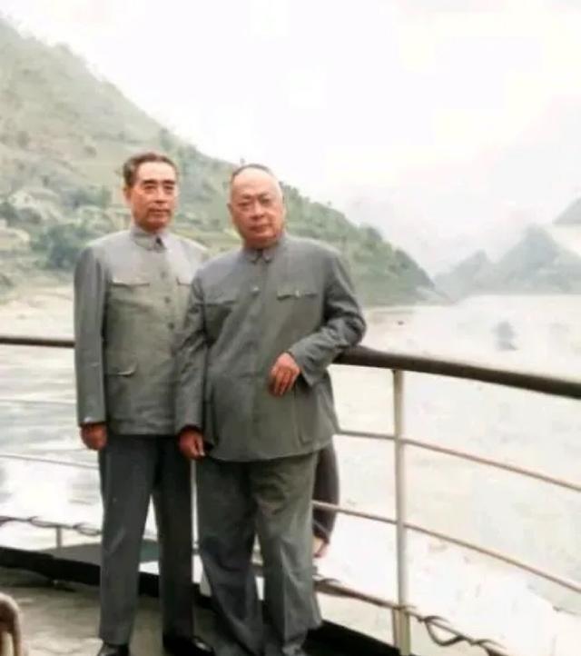 1958年，周总理和陈毅元帅同乘 轮船 考察三峡，站在甲板上，赏大好河山，壮阔美