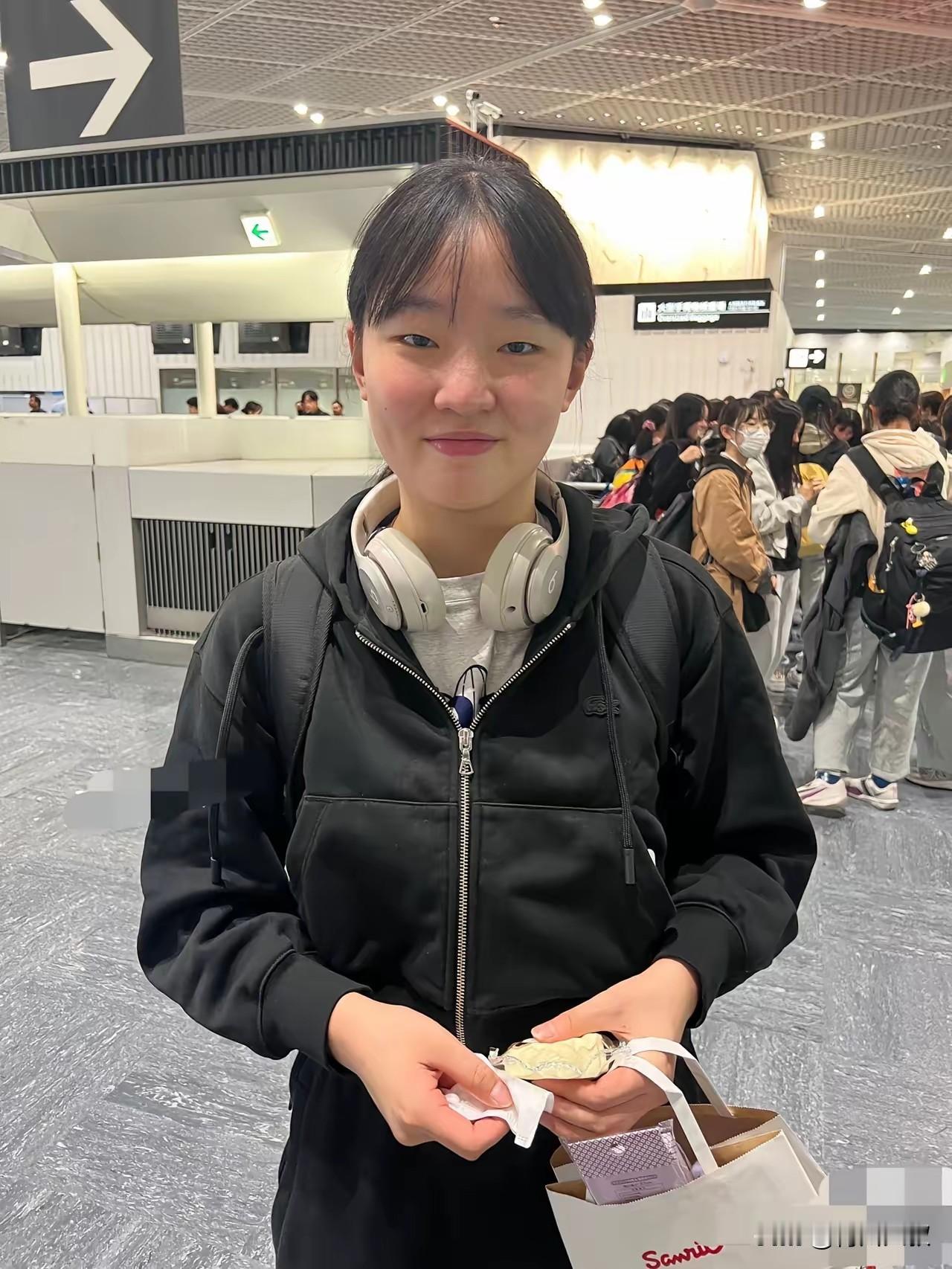 日本队到达成都机场，一个个穿的这么少，不怕冻感冒吗？
我记得咱们队员穿的很厚呀，