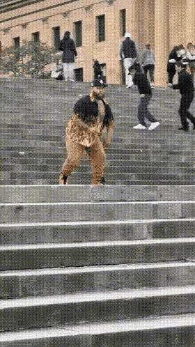 老外真逗，经过九九八十一阶，终于倒地了。