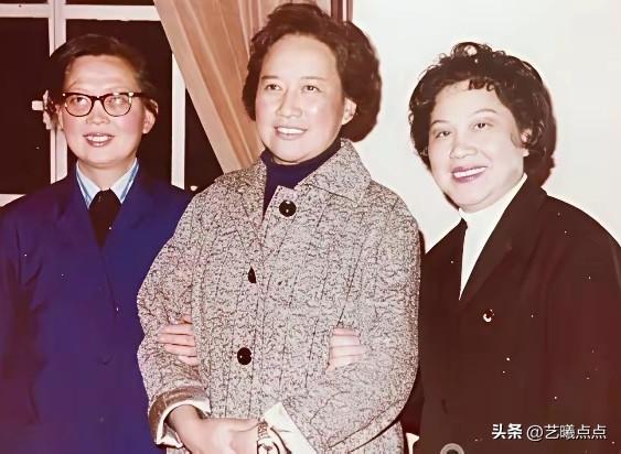 左一这位和越剧宗师徐玉兰、毕春芳合影的女士，也是位著名的越剧演员，专工丑角。
她