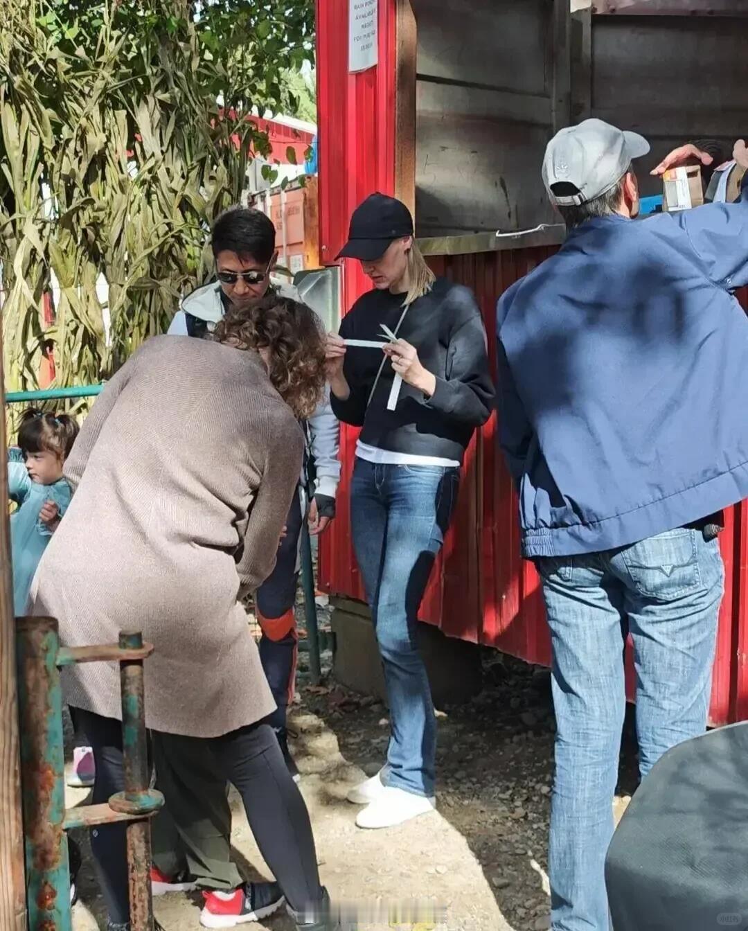 撒贝宁每次被偶遇都在带娃 路人在朝阳公园偶遇撒贝宁专心遛娃，不得不说撒老师私下画