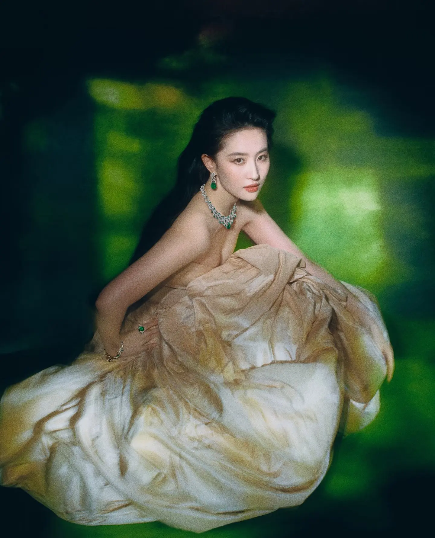 金，红，蓝三色服装vogue.