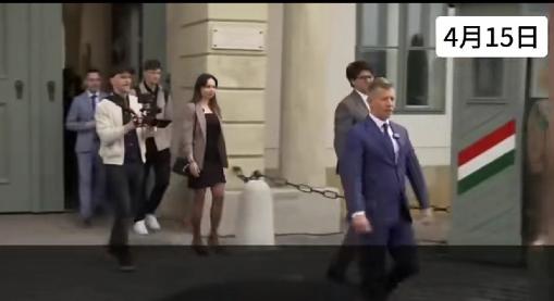 刚刚当选匈牙利总理的马加尔，在与匈牙利总统会面后，就在总统府门前的临时发布会上表