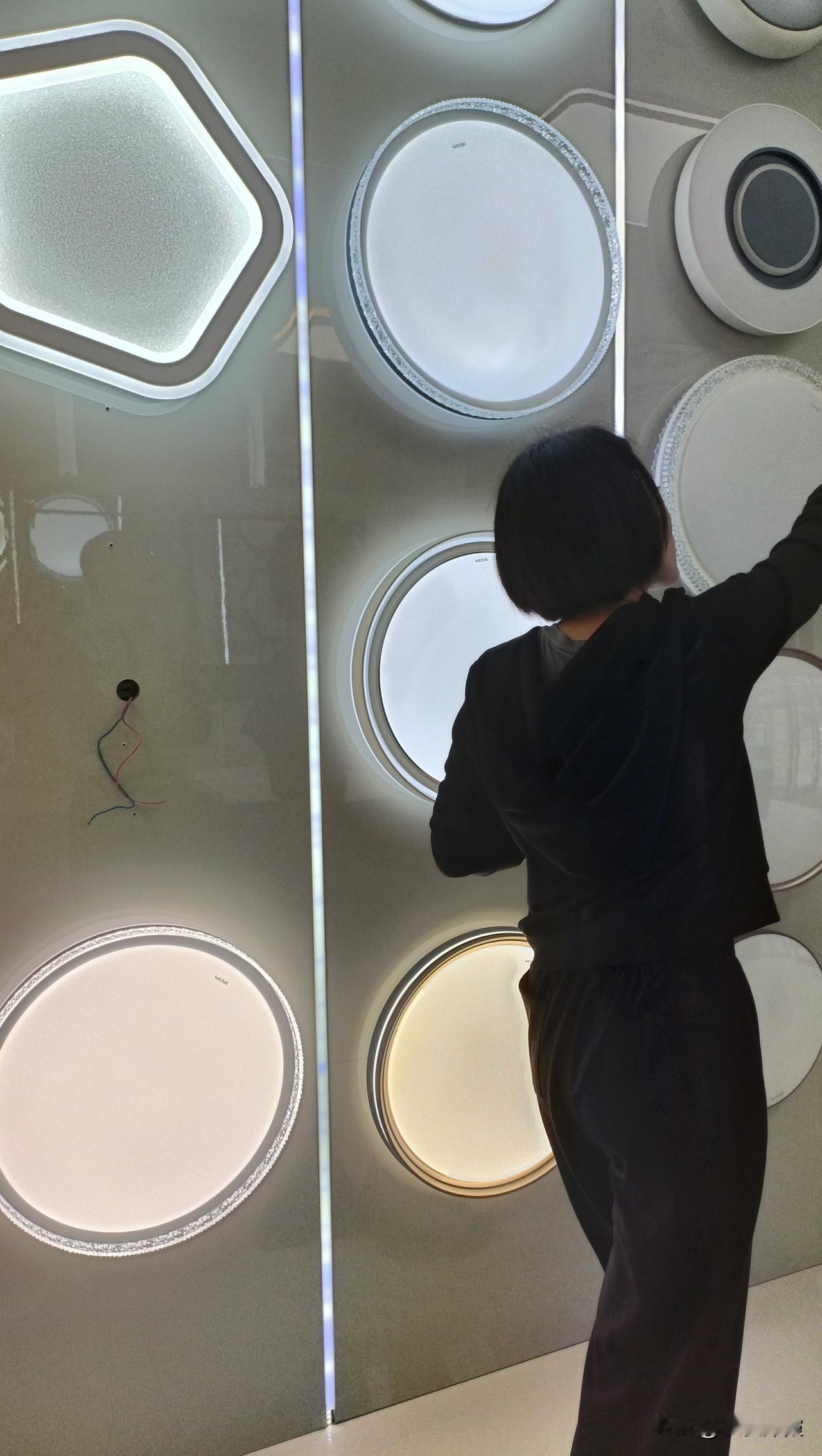 最近买灯具犯了难。

      十一期间，逛房子那边的实体店灯具。看上眼的太贵