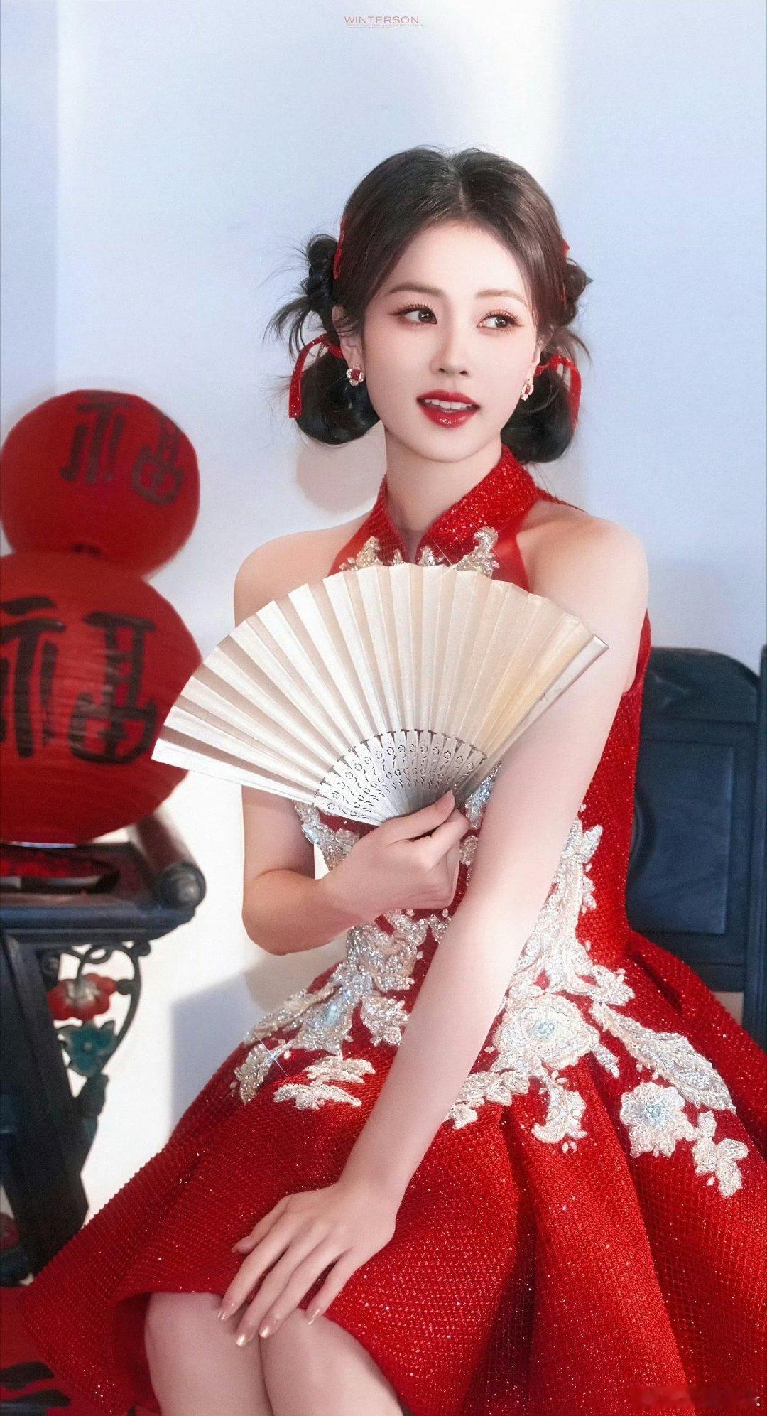 白鹿花朵红裙好适配红色的白鹿啊啊啊 