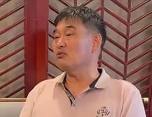 微头条日记

刷到一段大衣哥朱之文的采访，听完真的感触颇深。

记者曾直白问他：