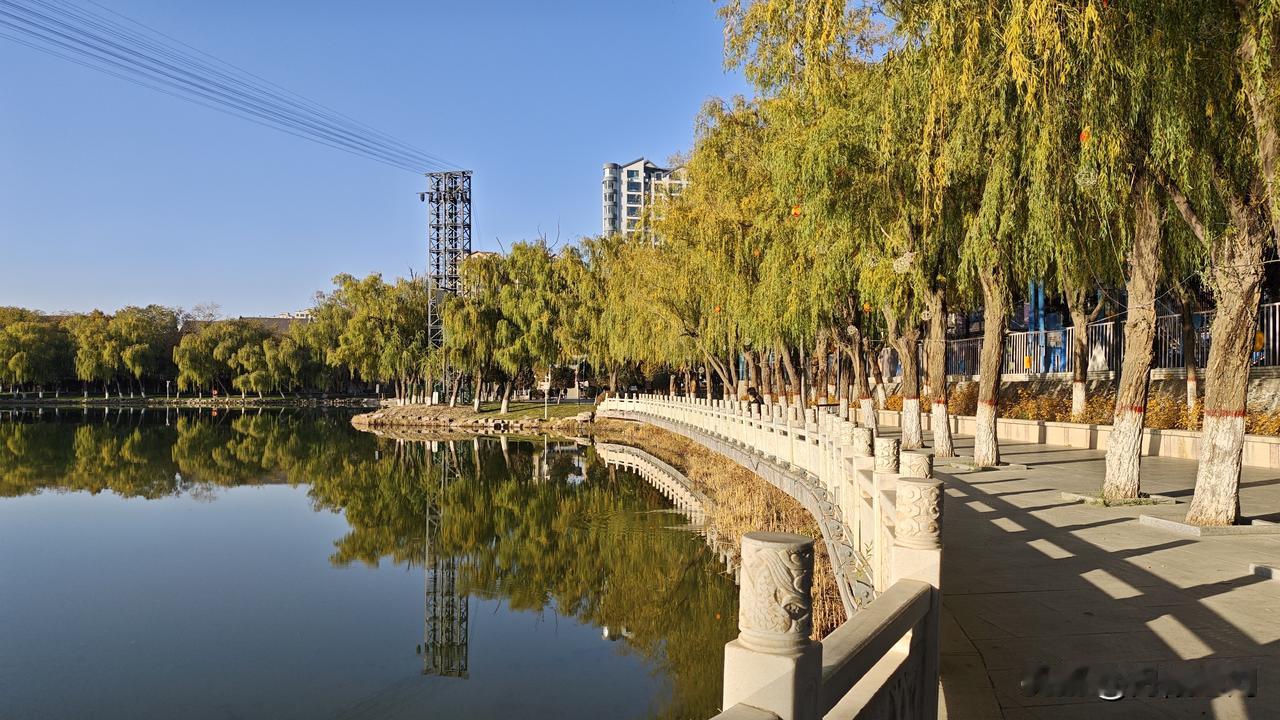 张掖虽然地处大西北河西走廊，但犹豫。祁连山雪水的滋润和灌溉，这里并不怎么缺水。
