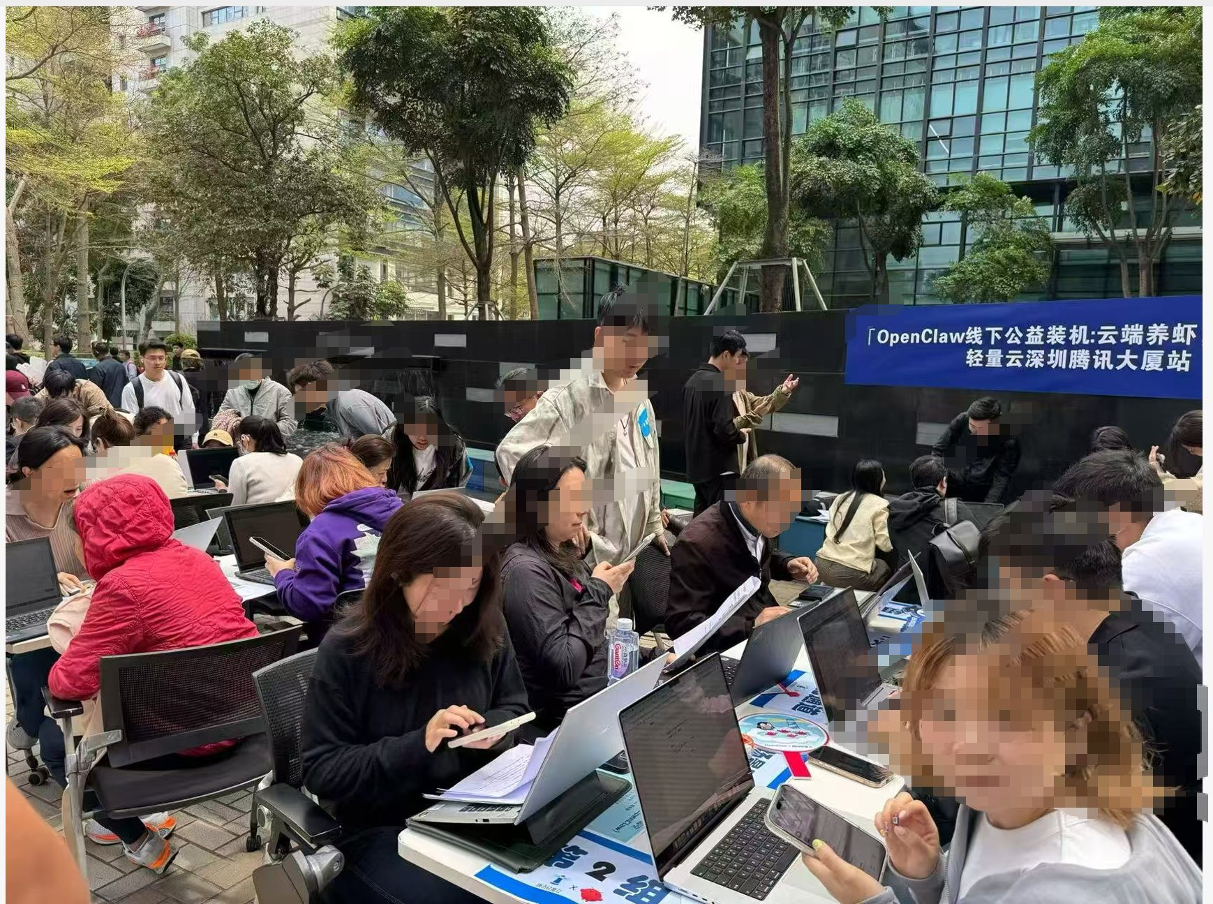 深圳拍到的线下Openclaw装机画面，一大群人（很多是奶奶！）排队等待安装 O