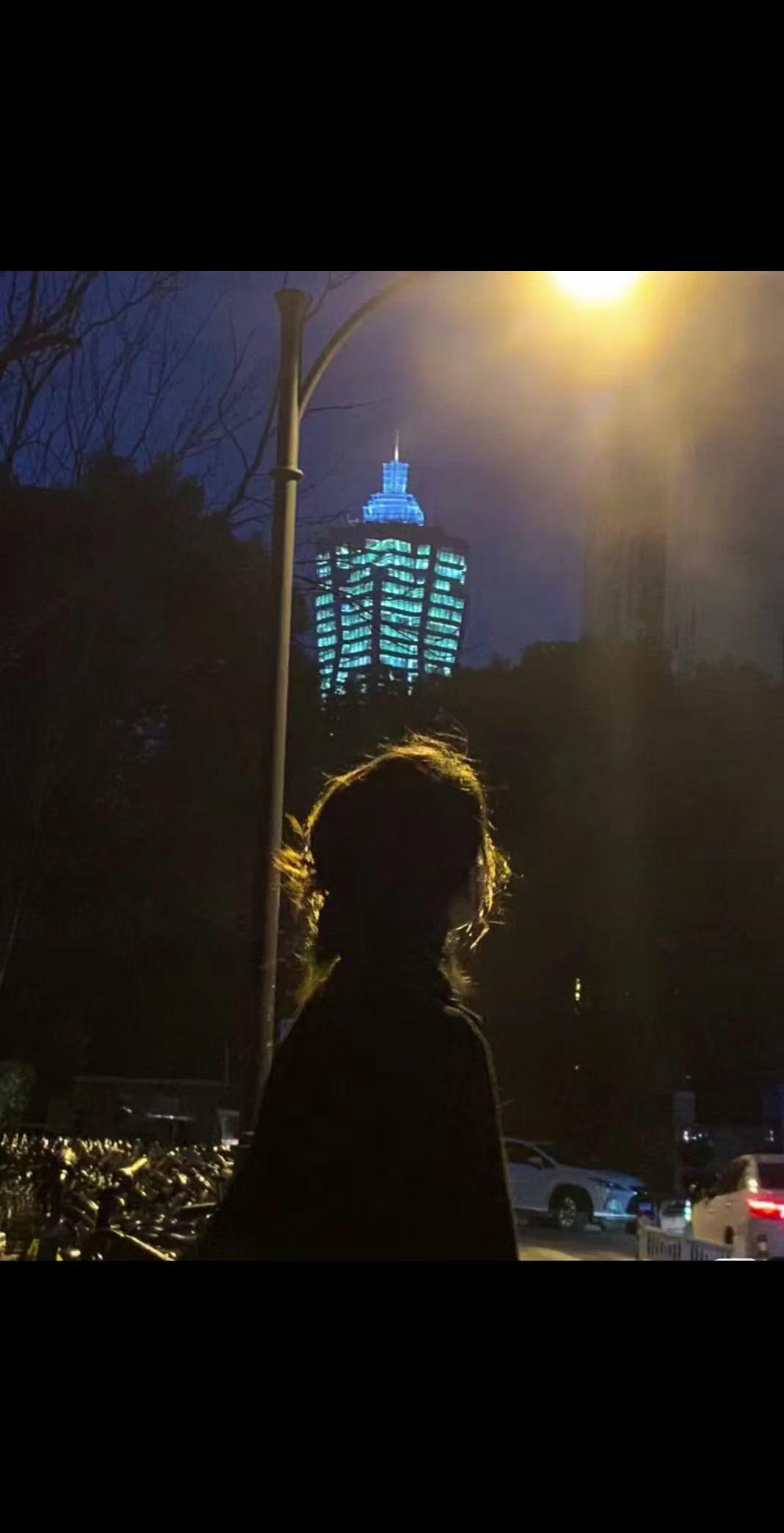 不知不觉丢了童年，悄无声息没了青春，莫名其妙到了中年，你说什么是来日方长～