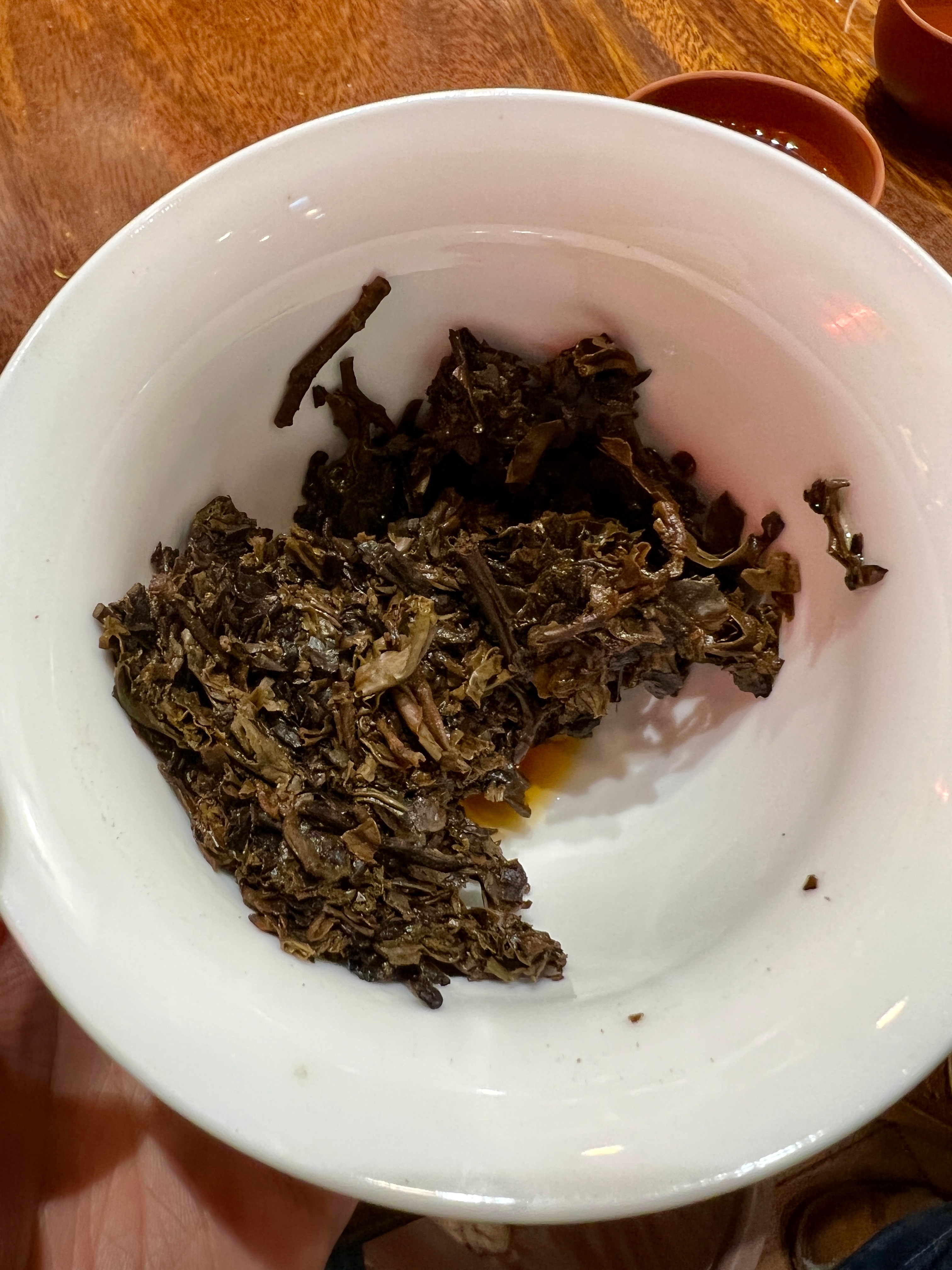 好茶一到手就拆，水一沸就泡。你们来到我客栈，茶香就满屋子跑。这是我最踏实的快乐，