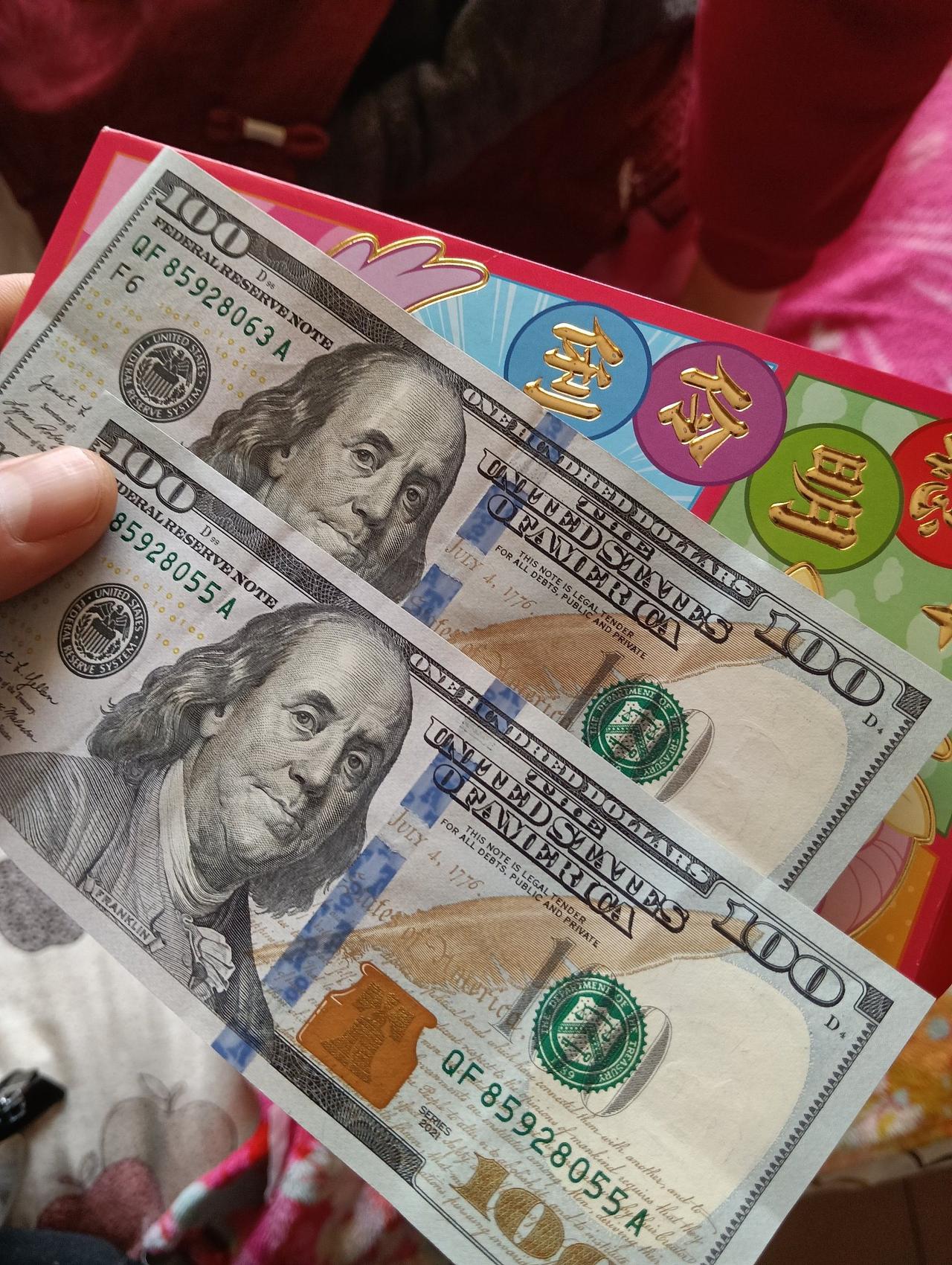 压岁钱收到了美元，我第一次把美元握在手里，感觉跟人民币的质感完全没法比，人民币的