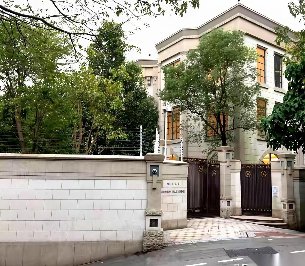 李嘉诚有套深水湾的老宅子，月租50万，只租不卖。结果，怪事来了。前后三任租客，个