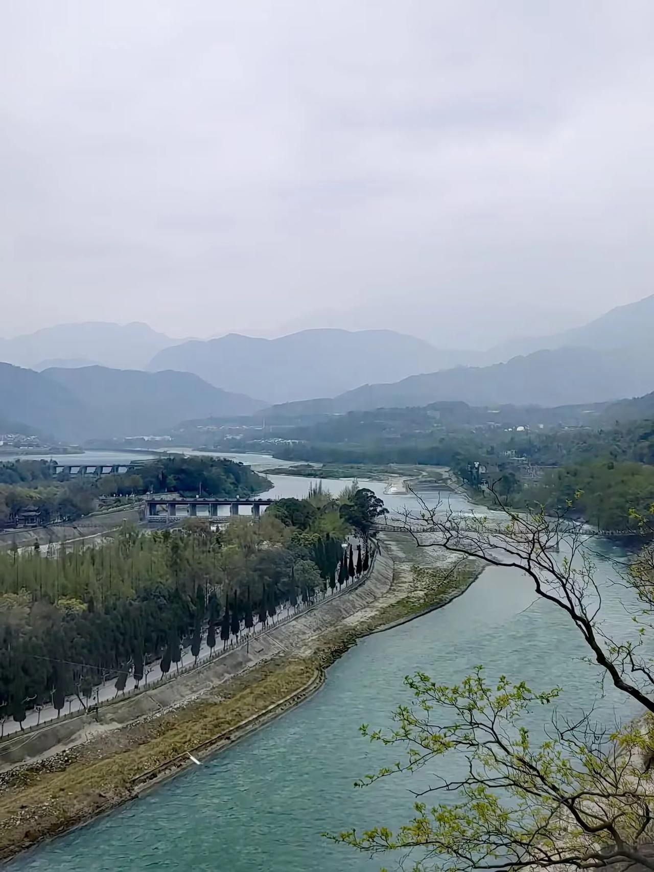 春满都江堰

晨曦初照，都江堰便醒了。清脆的鸟鸣声从青城山的林间传来，催醒了这座