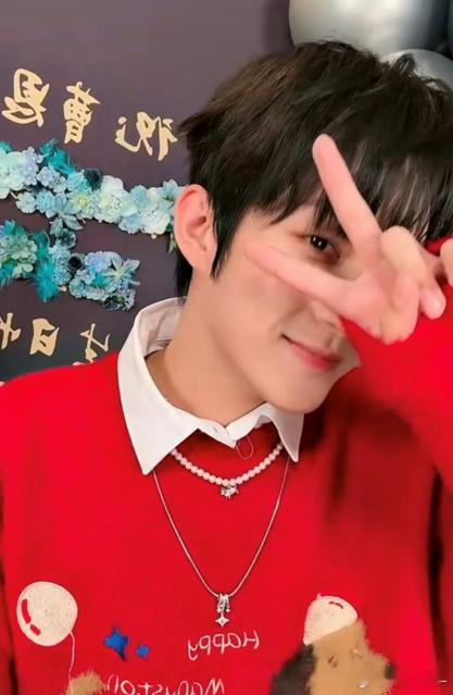 曹恩齐生日直播的21连拍真是让我目瞪口呆，手势流畅又精准，特别是那套小狗耳朵动作