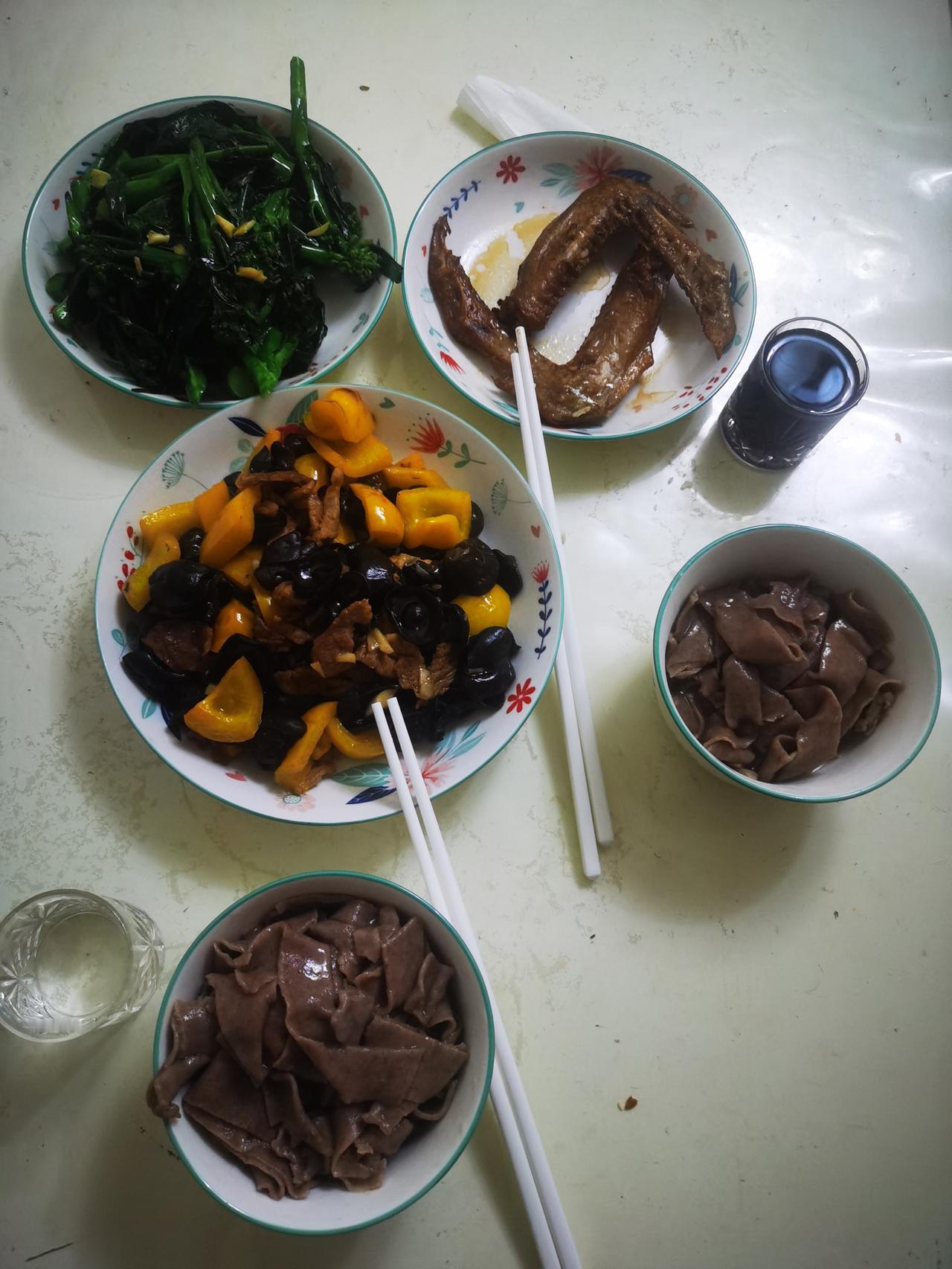 有老伴和没老伴就是不一样。

昨天，老伴过来广州，今天晚上下班回家，就有晚饭吃了