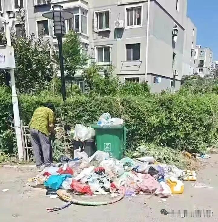 不交物业费，你以为占便宜了？最终吃亏的到底还是业主！

某小区垃圾成堆，臭味冲天