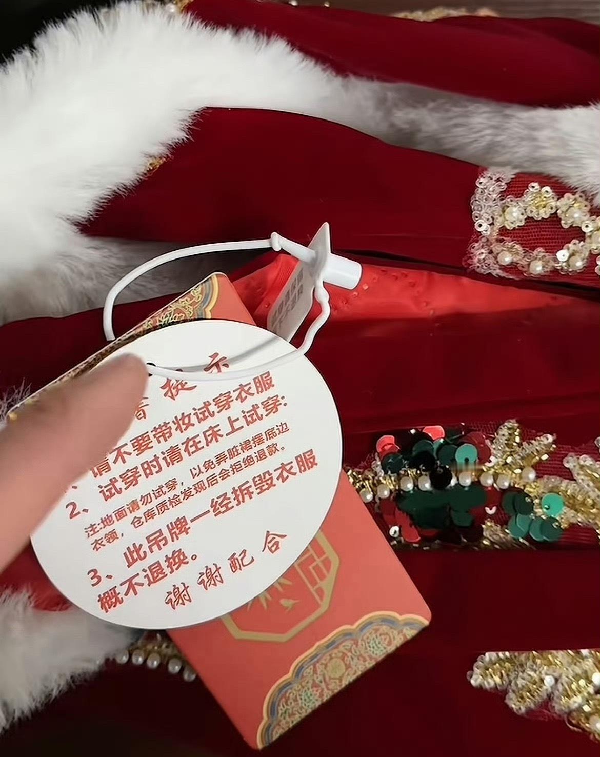 女子将敬酒服穿脏后焊接吊牌退货这个做法有点过分了啊，都已经穿脏了还想着退货，还傻