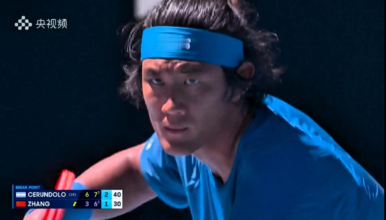 2026澳网男单正赛首轮，首先亮相的中国前一哥张之臻对阵世界排名20的阿根廷人塞