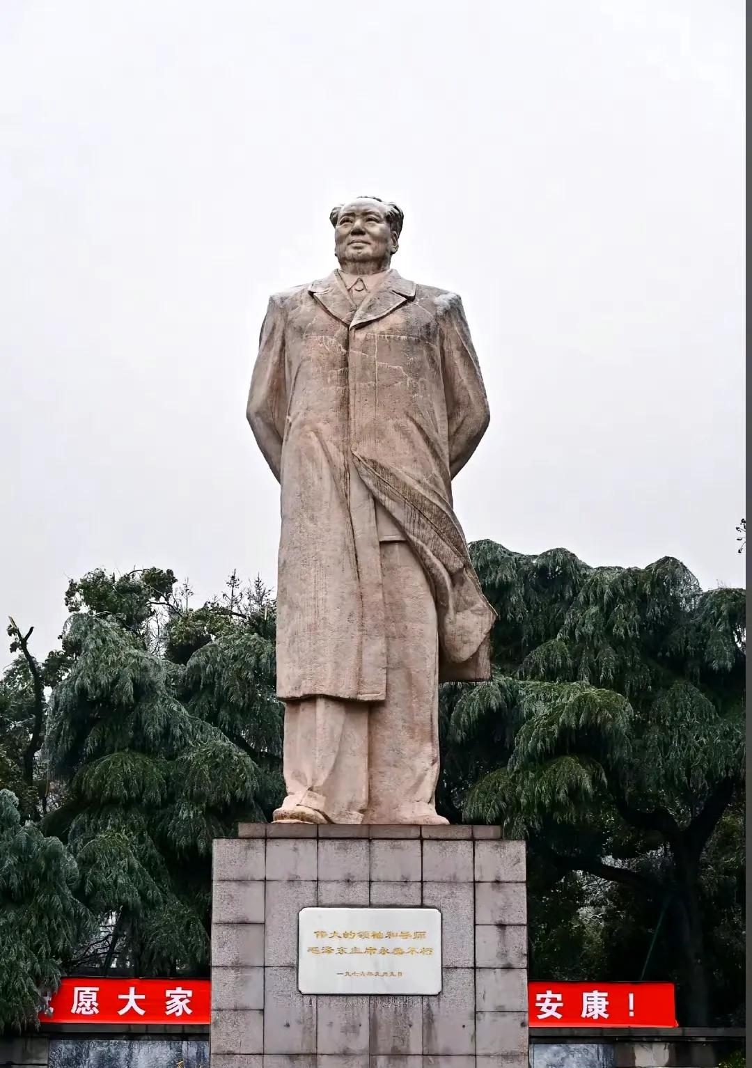 中国圣诞132周年纪念日。
东方红，太阳升。
雄关漫道真如铁，而今迈步从头越。