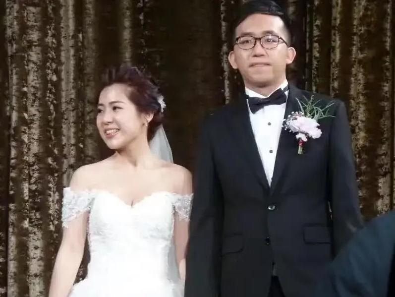 刘彦澧的婚礼，马英九、朱立伦坐在台下。
他的头衔，从“业界有影响力的人”，变成