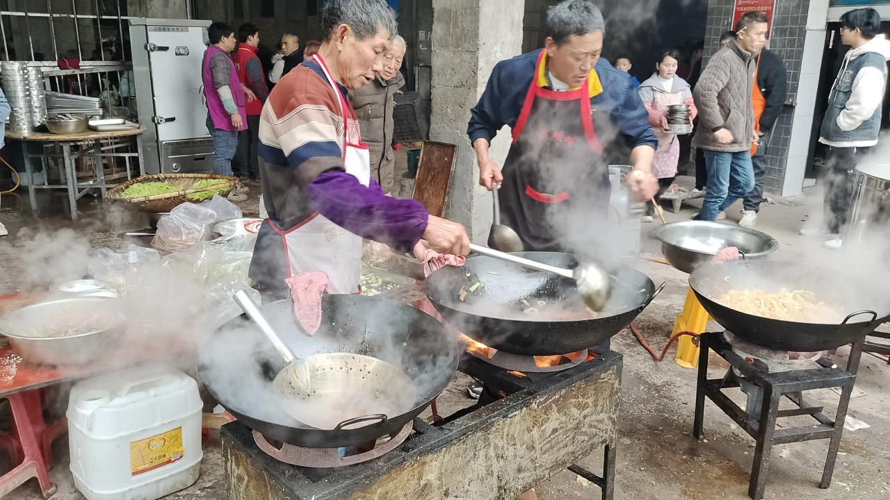 四川农村办喜酒到底怎么样？
2025蛇年正月初八是个好日子，八方来财八面玲珑八运