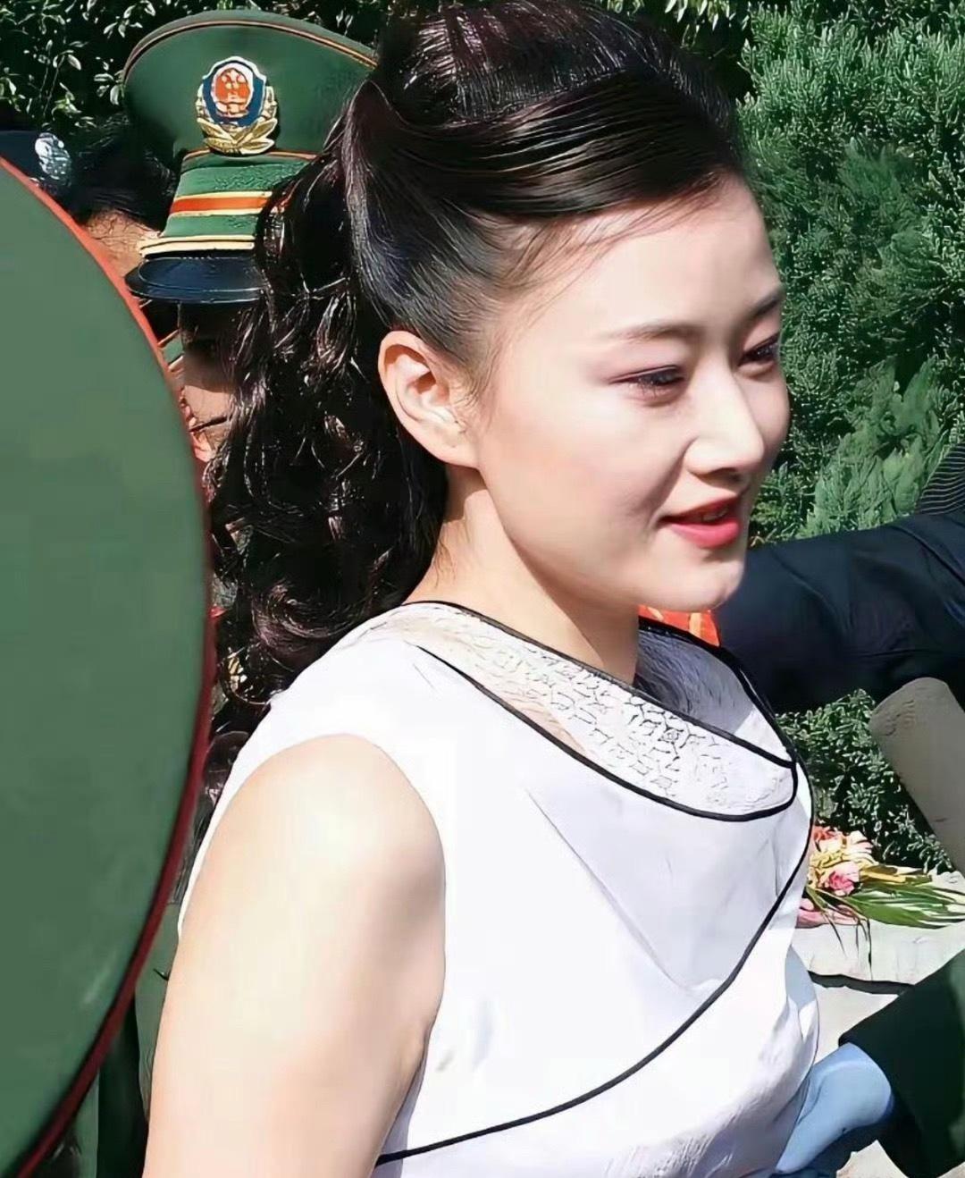 宋祖英这组近照，看得人心里一软。

那个唱《好日子》、唱《辣妹子》的湘妹子，什么