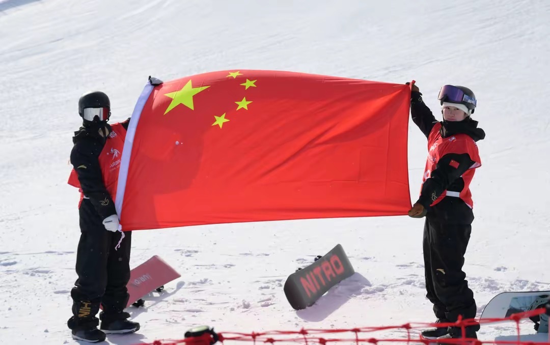 亚冬会  哈尔滨亚冬会单板滑雪女子坡面障碍技巧决赛中，中国选手张小楠、熊诗芮包揽